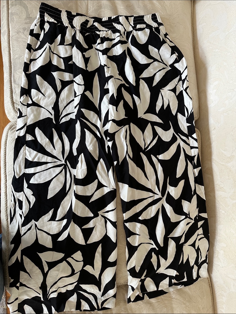 Vince Camuto Black & White Leaf-Print Wide Leg Pants
